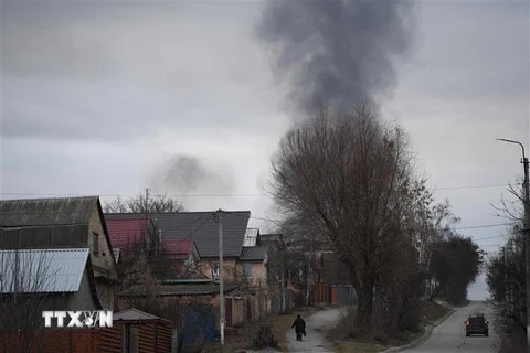 Khói bốc lên từ một vụ nổ gần thị trấn Hostomel ở phía Tây Bắc thủ đô Kiev, Ukraine ngày 24/2. (Ảnh: AFP/TTXVN)
