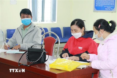 Người lao động đến giải quyết chế độ tại cơ quan Bảo hiểm xã hội huyện Quỳnh Lưu, tỉnh Nghệ An. (Ảnh: Bích Huệ/TTXVN)