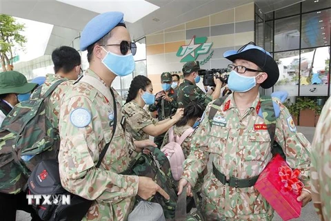 Cán bộ, nhân viên Bệnh viện dã chiến 2.3 động viên nhau trước khi lên đường làm nhiệm vụ tại Bentiu, Nam Sudan. (Ảnh: Thanh Vũ/TTXVN)