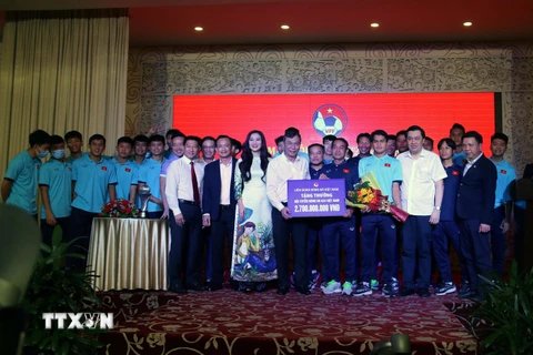 Quyền Chủ tịch Liên đoàn bóng đá Việt Nam Trần Quốc Tuấn trao thưởng cho đội U23 Việt Nam. 