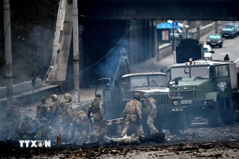 Binh sỹ Ukraine tại khu vực giao tranh với lực lượng Nga ở thủ đô Kiev, ngày 26/2. (Ảnh: AFP/TTXVN)