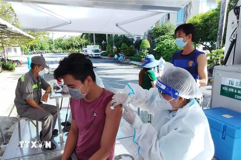 Tiêm vaccine COVID-19 cho người dân trên địa bàn thành phố Bạc Liêu. (Ảnh: Chanh Đa/TTXVN)