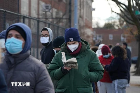 Người dân đeo khẩu trang phòng lây nhiễm COVID-19 ở New York, Mỹ. (Ảnh: AFP/TTXVN)