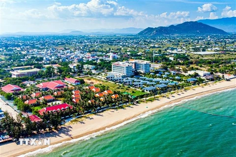 Nhiều resort đã được đầu tư xây dựng tại khu vực biển Bình Sơn-Ninh Chữ, thành phố Phan Rang-Tháp Chàm. (Ảnh: Công Thử/TTXVN)