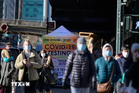 Người dân đeo khẩu trang tại một điểm xét nghiệm COVID-19 ở New York, Mỹ, ngày 4/1/2022. (Ảnh: AFP/TTXVN)