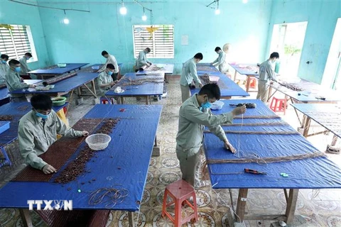 Đan chiếu tre – một hoạt động lao động trị liệu của các học viên tại Cơ sở cai nghiện ma túy tỉnh Lạng Sơn. (Ảnh: Anh Tuấn/TTXVN)