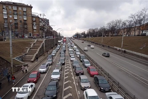 Các phương tiện nối đuôi nhau rời thủ đô Kiev, Ukraine, ngày 24/2. (Ảnh: THX/TTXVN)