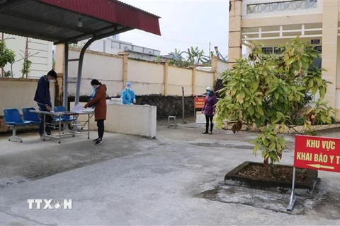 Người dân đến Trạm y tế phường Đông Phong, thành phố Lai Châu để được tư vấn và nhờ test nhanh. (Ảnh: Đinh Thùy/TTXVN)