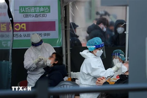 Nhân viên y tế lấy mẫu xét nghiệm COVID-19 tại Seoul, Hàn Quốc ngày 24/2. (Ảnh: YONHAP/TTXVN)