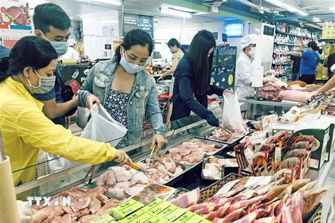 Người dân mua sắm tại siêu thị trên phố Võ Thị Sáu, quận Hai Bà Trưng, Hà Nội. (Ảnh: Trần Việt/TTXVN)