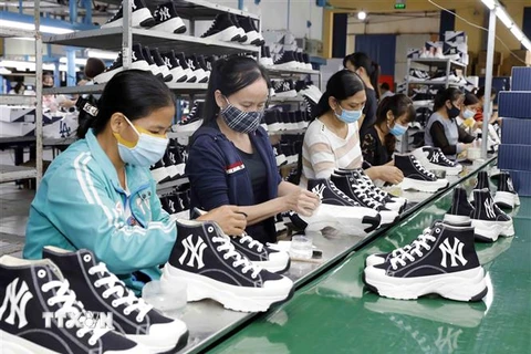 Sản xuất giày xuất khẩu sang thị trường châu Âu tại Công ty giày Trường Xuân, Ba Vì, Hà Nội. (Ảnh: Trần Việt/TTXVN)