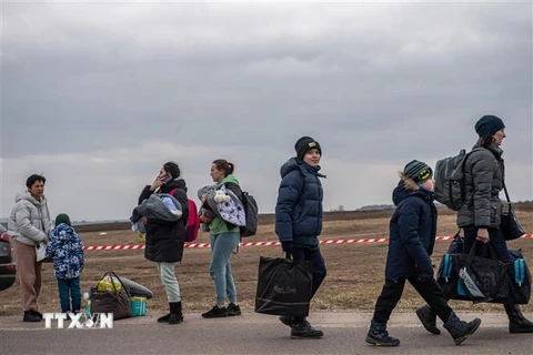 Người tị nạn Ukraine sơ tán tới Dolhobyczow , khu vực biên giới Ba Lan-Ukraine, ngày 4/3. (Ảnh: PAP/TTXVN)