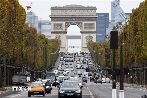 Các phương tiện di chuyển tại đại lộ Champs-Elysee ở Paris, Pháp. (Ảnh minh họa: AFP/ TTXVN)