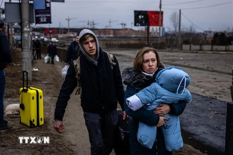Người dân sơ tán khỏi thành phố Irpin, phía Tây Bắc Kiev, Ukraine ngày 7/3. (Ảnh: AFP/TTXVN)