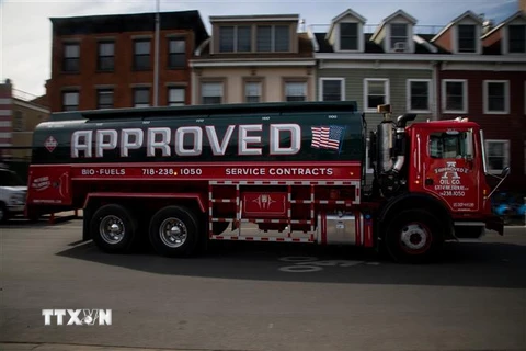 Xe chở xăng dầu di chuyển tại New York, Mỹ, ngày 8/3. (Ảnh: THX/TTXVN)