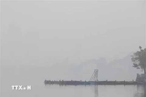 Sương mù dày đặc tại khu vực Hồ Tây. (Ảnh: Tuấn Đức/TTXVN)