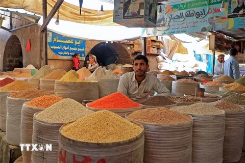 Một quầy hàng bán lương thực tại chợ ở Sanaa, Yemen. (Ảnh: AFP/TTXVN)