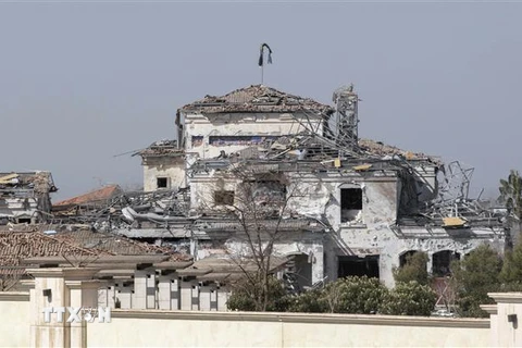 Một ngôi nhà bị phá hủy sau vụ tấn công bằng tên lửa tại thành phố Erbil, thủ phủ khu tự trị của người Kurd ở miền Bắc Iraq ngày 12/3. (Ảnh: AFP/TTXVN)