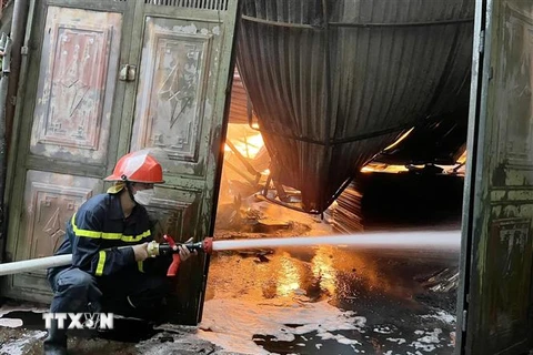 Lực lượng Phòng cháy chữa cháy và Cứu nạn cứu hộ nhanh chóng có mặt tại hiện trường chữa cháy. (Ảnh: Phạm Kiên/TTXVN)