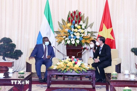 Chủ tịch UBND Thành phố Hồ Chí Minh Phan Văn Mãi hội kiến Tổng thống Sierra Leone Julius Maada Bio. (Ảnh: Xuân Khu/TTXVN)