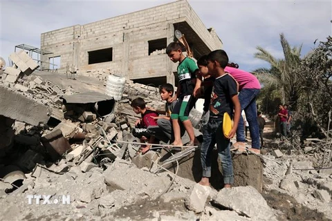 Nhà cửa bị phá hủy sau cuộc không kích của Israel xuống thành phố Khan Younis, Dải Gaza, ngày 16/5/2021. (Ảnh: THX/ TTXVN)