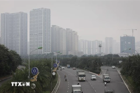 Khu vực Đại lộ Thăng Long (Hà Nội) chìm trong sương mù. (Ảnh: Thành Đạt/TTXVN)