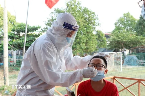 Lực lượng tình nguyện viên thành phố Buôn Ma Thuột lấy mẫu xét nghiệm test nhanh COVID-19 cho người dân để giảm áp lực cho trạm y tế xã, phường. (Ảnh: Tuấn Anh/TTXVN)
