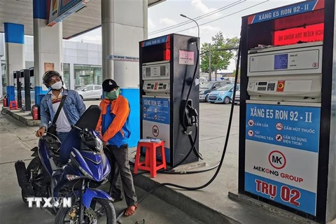 Mua bán xăng tại cửa hàng kinh doanh xăng dầu Petrolimex trên đường Trần Quang Khải, Hà Nội. (Ảnh: Trần Việt/TTXVN)