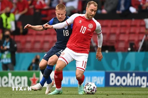 Cầu thủ Jere Uronen (trái) của Phần Lan tranh bóng với cầu thủ Christian Eriksen của Đan Mạch trong trận đấu bảng B, Vòng chung kết EURO 2020 trên sân Parken ở Copenhagen ngày 12/6/2021. (Ảnh: AFP/TTXVN)
