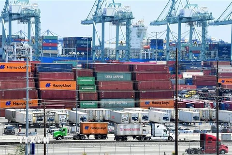 Bốc dỡ container hàng hóa tại cảng Long Beach, California, Mỹ. (Ảnh: AFP/ TTXVN)