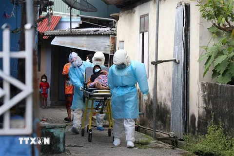 Nhân viên y tế chuyển bệnh nhân COVID-19 tới bệnh viện tại Pattani, Thái Lan. (Ảnh: AFP/TTXVN)