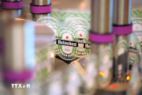 Biểu tượng Heineken tại dây chuyền sản xuất bia ở Schiltigheim, miền đông nước Pháp. (Ảnh: AFP/TTXVN)