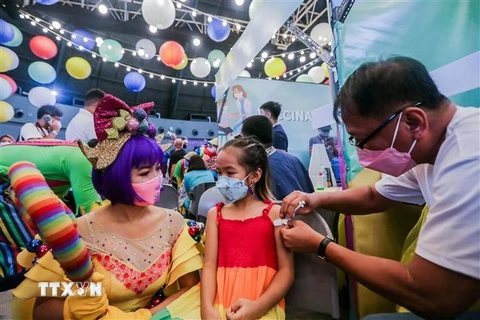Nhân viên y tế tiêm vaccine ngừa COVID-19 cho trẻ em tại Quezon, Philippines, ngày 7/2. (Ảnh: THX/TTXVN)