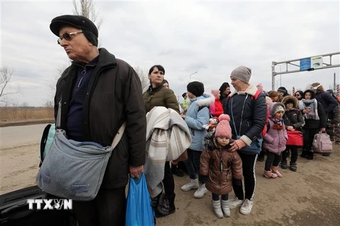 Người dân Ukraine sơ tán tránh xung đột tới cửa khẩu ở Palanca, khu vực biên giới giữa Moldova và Ukraine, ngày 14/3. (Ảnh: AFP/TTXVN)