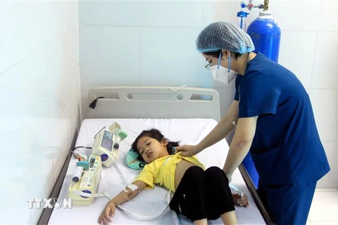 Điều trị hậu COVID-19 cho trẻ em tại Bệnh viện Nhi Thái Bình. (Ảnh: Thế Duyệt/TTXVN)