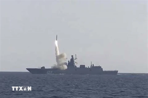 Một tên lửa siêu thanh của Nga được phóng thử từ tàu chiến. (Ảnh: Bộ Quốc phòng Nga/TTXVN)