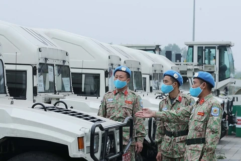 Đội công binh chuẩn bị các phương tiện xe, máy trước ngày lên đường. (Ảnh: Trọng Đức/TTXVN)