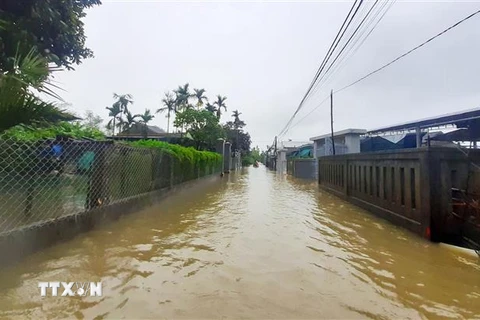 Nhiều tuyến giao thông tại huyện Quảng Điền, Thừa Thiên-Huế ngập sâu, giao thông bị chia cắt. (Ảnh: TTXVN phát)