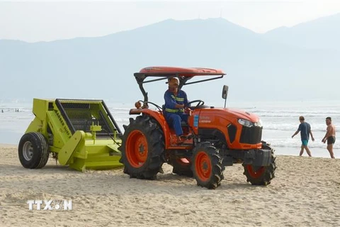 Xe cơ giới dọn vệ sinh bãi cát tại khu vực Công viên Biển Đông (quận Sơn Trà, thành phố Đà Nẵng). (Ảnh: Quốc Dũng/TTXVN)