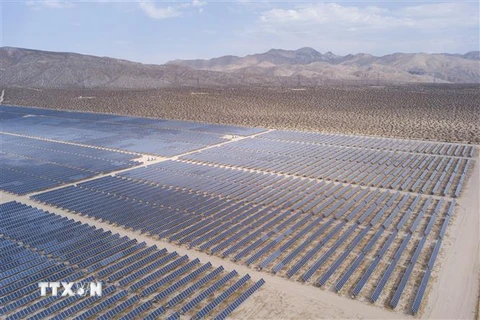 Tấm năng lượng mặt trời tại một nhà máy điện ở Mojave, California, Mỹ, ngày 18/6/2021. (Ảnh: AFP/TTXVN)
