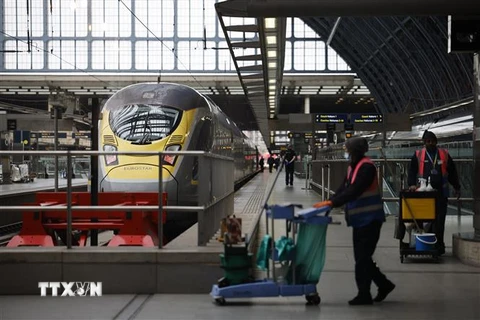 Công nhân làm việc tại ga tàu hỏa ở London, Anh, ngày 18/1/2021. (Ảnh: AFP/ TTXVN)