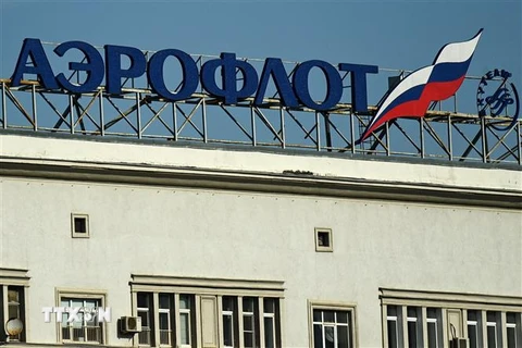 Biểu tượng của hãng hàng không Nga Aeroflot trên đỉnh tòa nhà ở Moskva, Nga. (Ảnh: AFP/TTXVN)