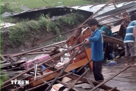 Giông, lốc làm sập nhiều căn nhà của người dân ở huyện Chợ Mới. (Ảnh: TTXVN phát)