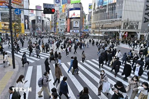 Người dân di chuyển trên một đường phố ở Tokyo, Nhật Bản, ngày 28/2. (Ảnh: Kyodo/TTXVN)