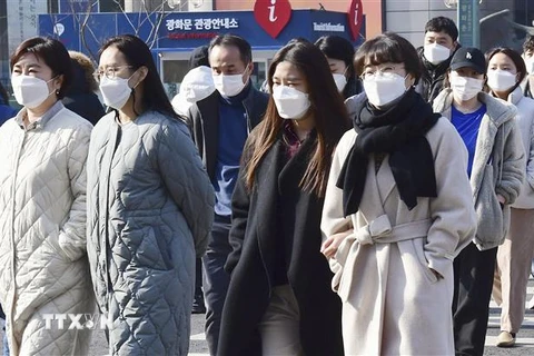 Người dân đeo khẩu trang phòng dịch COVID-19 tại Seoul, Hàn Quốc ngày 26/1. (Ảnh: Kyodo/TTXVN)