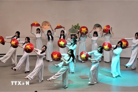 Tiết mục “Hello Việt Nam” do Nhóm múa Lotus, Liên chi đoàn Đại học tổng hợp Nga Hữu nghị giữa các dân tộc (RUDN), biểu diễn. (Ảnh: Duy Trinh/TTXVN)