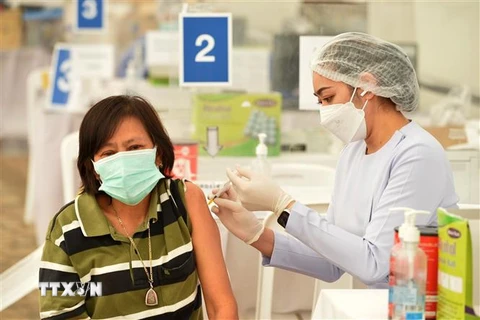 Nhân viên y tế tiêm vaccine phòng COVID-19 cho người dân tại Bangkok, Thái Lan ngày 4/4. (Ảnh: THX/TTXVN)
