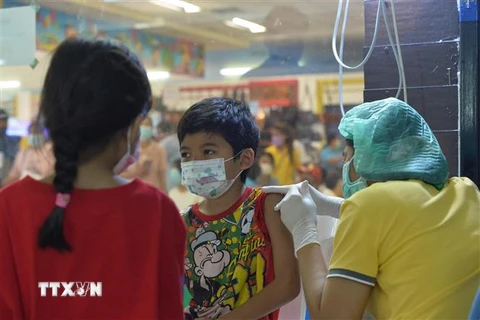 Nhân viên y tế tiêm vaccine phòng COVID-19 cho trẻ em tại Bangkok, Thái Lan, ngày 28/3. (Ảnh: THX/TTXVN)