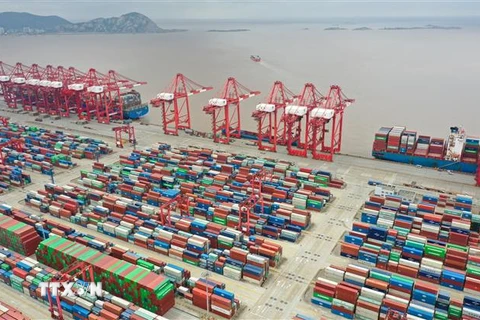 Toàn cảnh cảng hàng hoá Dương Sơn ở Thượng Hải, Trung Quốc ngày 15/4. (Ảnh: THX/TTXVN)