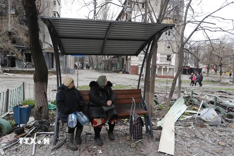 Người dân tại Mariupol, Ukraine, ngày 14/4. (Ảnh: THX/ TTXVN)